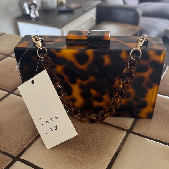 🔘A New Day Leopard Print Clutch - Picture 1 of 6